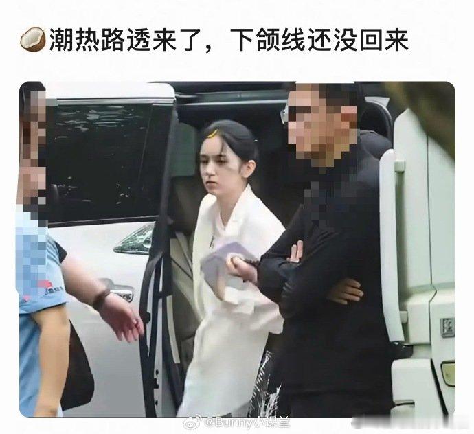 周也路透引热议周也下颌线消失 新剧片场无修路透流出，脸部圆润，往日清晰利落的下颌