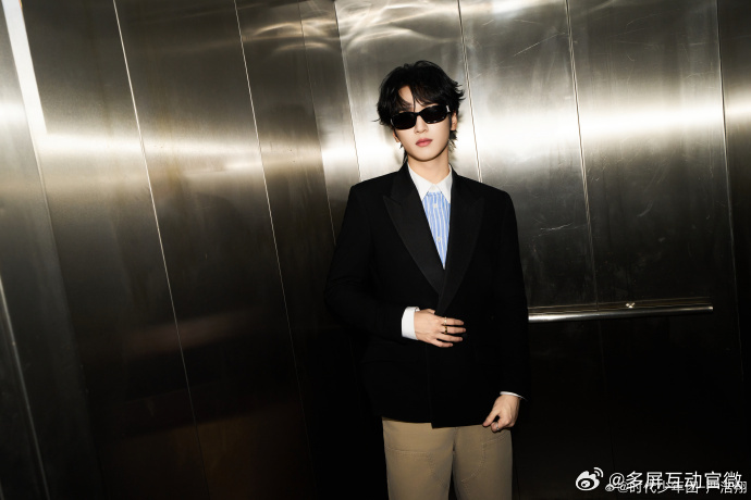 严浩翔黑西装贵气感严浩翔黑西墨镜严浩翔这套黑西装墨镜造型太出圈！挺括西装自带贵气