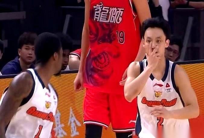 一个外援，一个在NBA都混过的人，对一个本土后卫说出：“跟他打球，真的很舒服。”