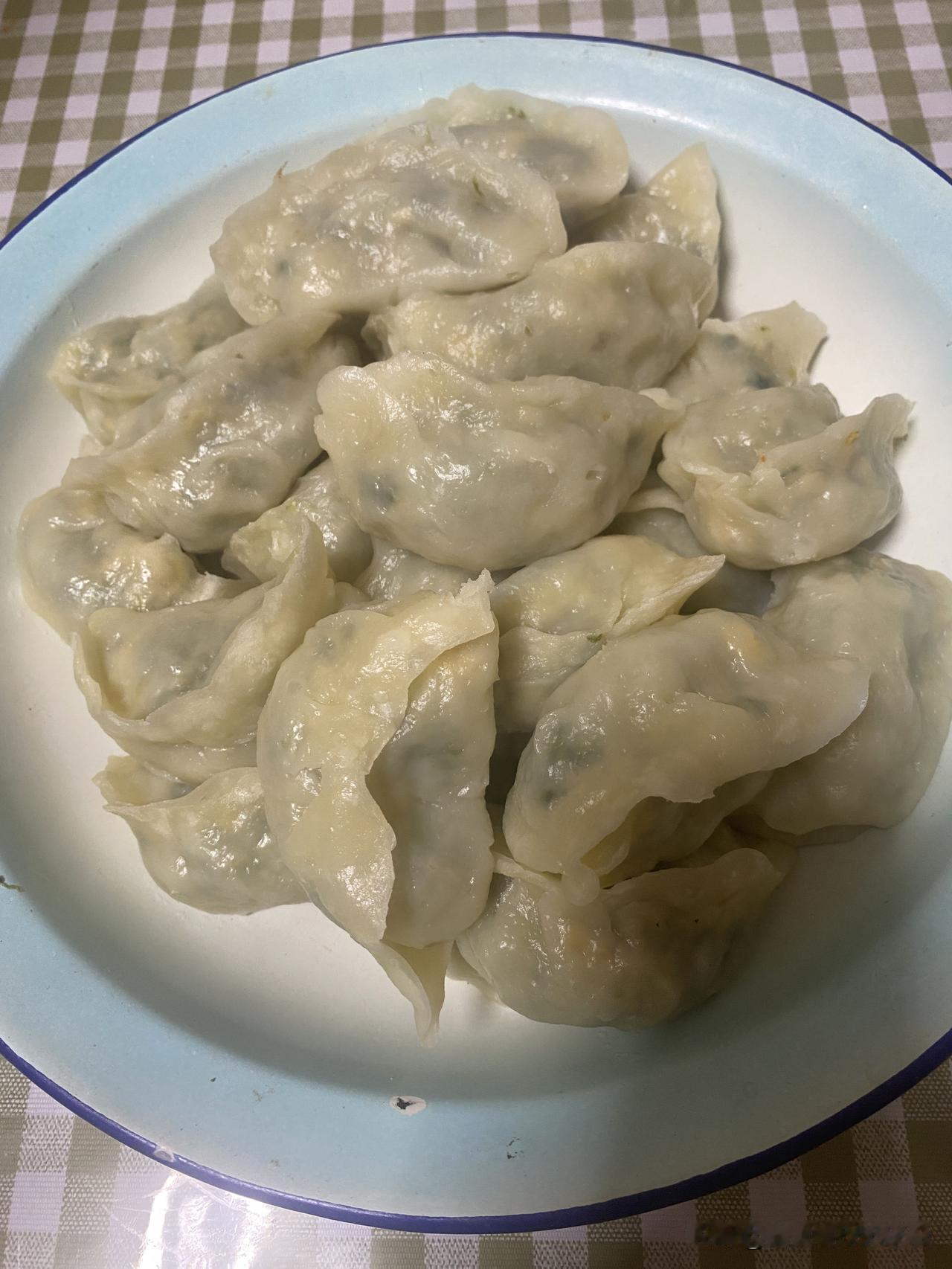 你喜欢吃蒸饺吗？

昨天在妈妈家腌酸菜，剥下来不少的白菜叶子。

妈妈说以前这些