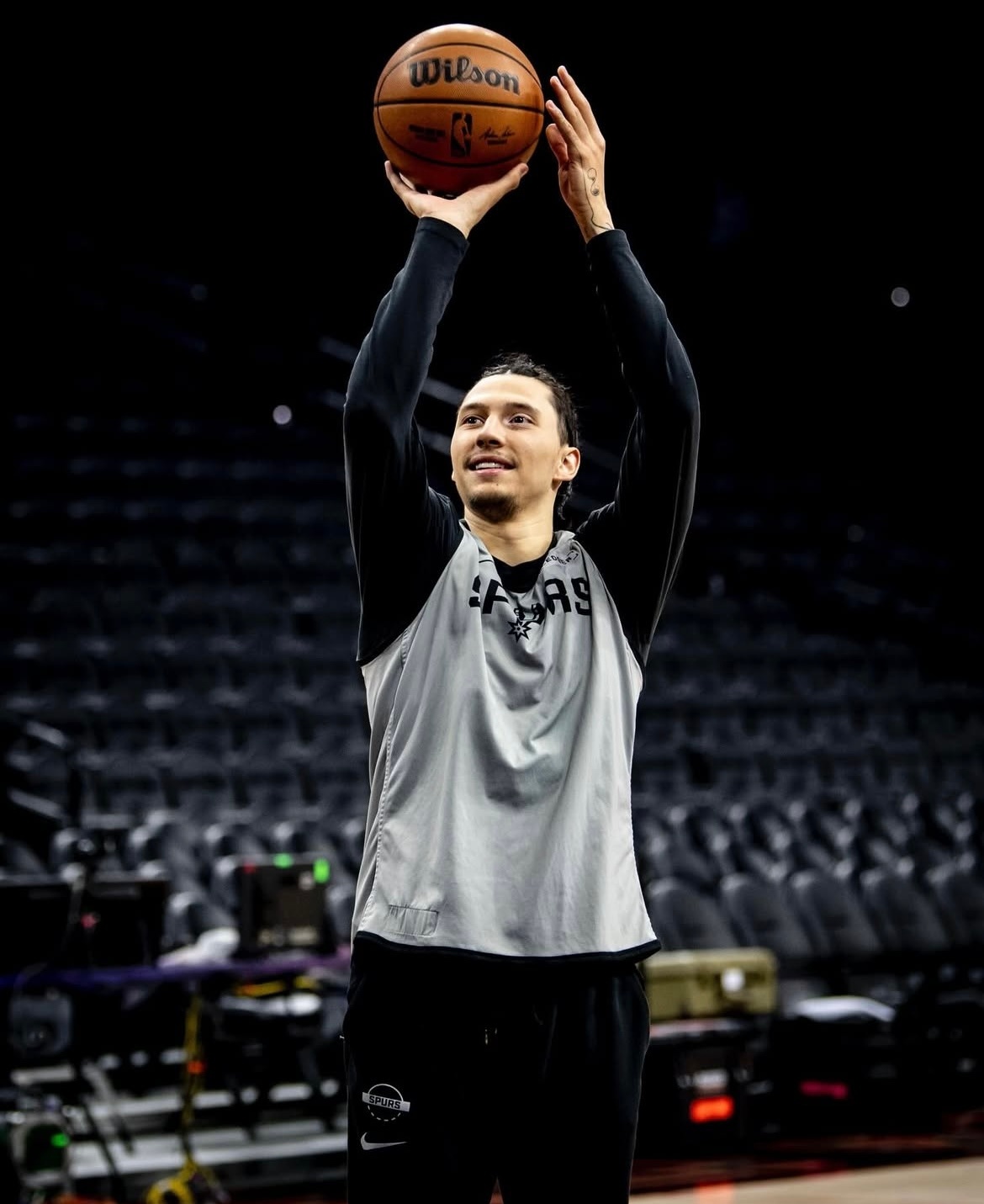 晚安马刺事压不垮人，但情绪会。别想太多，只管去做。晚安刺蜜明天见晚安心语 ｜林迪