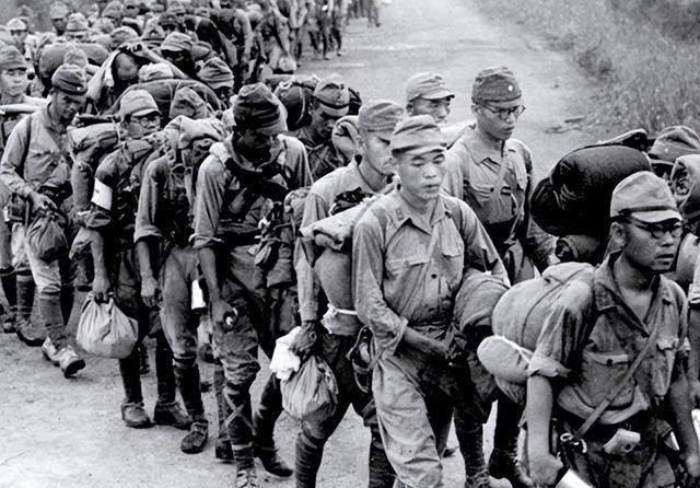 1945年秋，日本空军大队被八路军俘虏，日军少佐大胆指着伍修权腰间：“可否将这把
