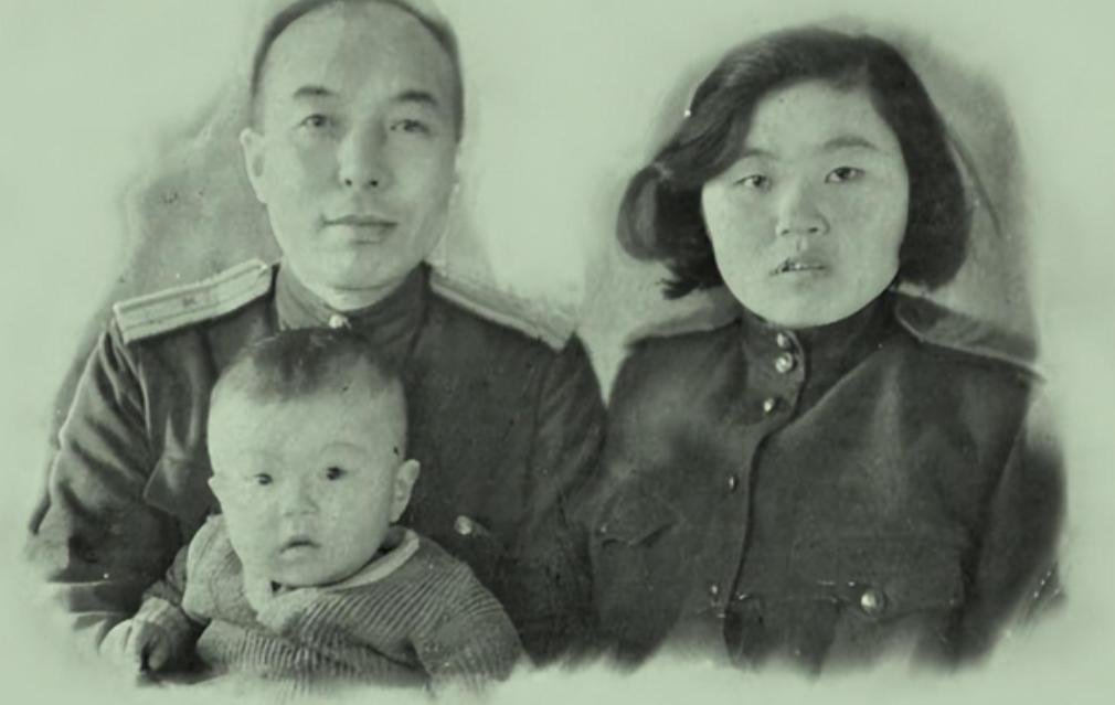 1941年，李兆麟狠心把半岁的儿子扔在深山，妻子嚎啕大哭，他拔出手枪对着妻子，怒