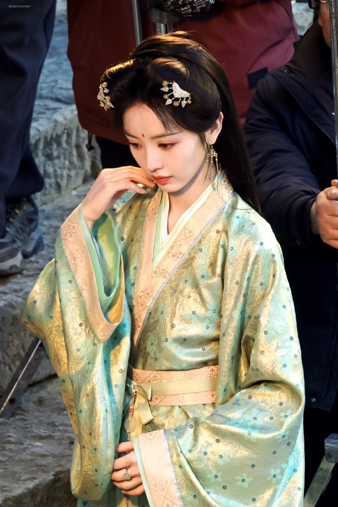 田曦薇《嫁金钗》路透，美人垂泪太美了，小田好会演，想为她拭去这一滴泪