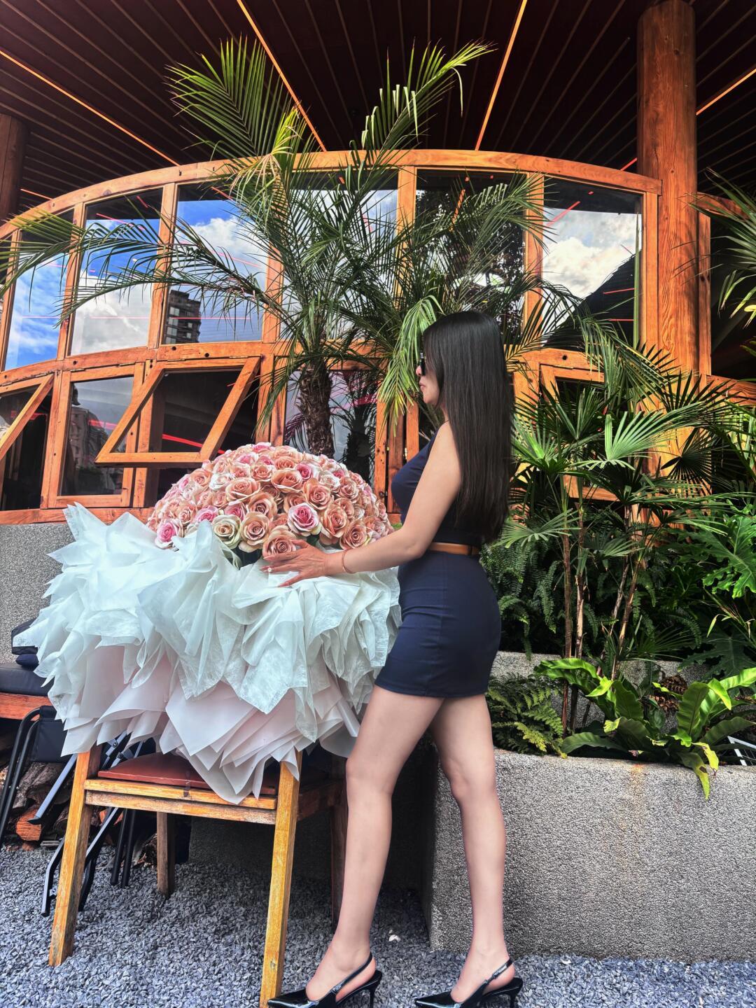 是谁拨动了你心弦？是那一抹若隐若现的丝袜光泽，还是高跟鞋踏出的优雅韵律？时尚的魅