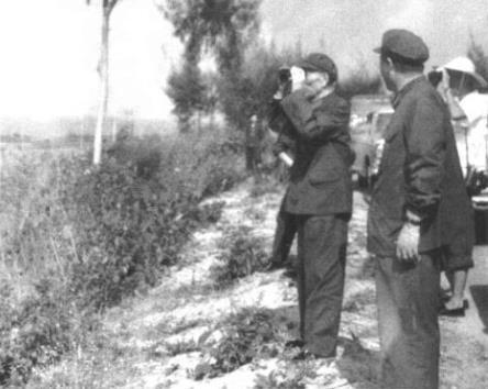 1979年，邓华(持望远镜者)在海南岛。