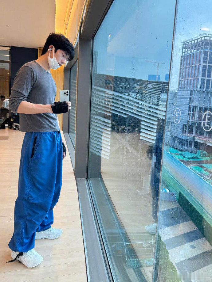 井柏然健完身吃碗面井柏然健完身吃碗面，这波操作我给满分！自律不矫情，帅哥就该这样