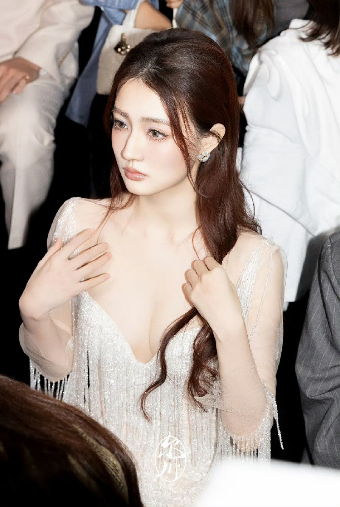 徐璐这个秀场造型我翻来覆去看了20遍！她怎么突然就这么美了