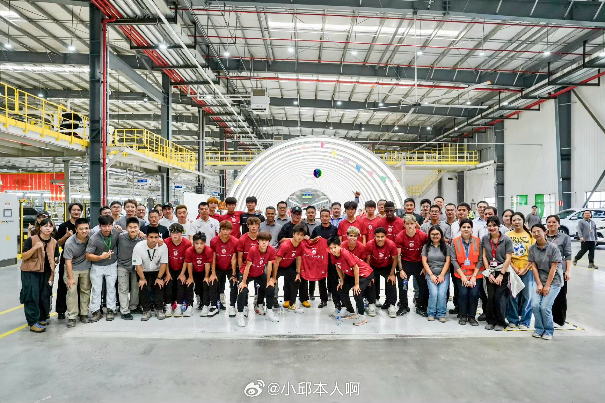 中国足球小将董路带着“中国足球小将”在巴西的行程中，特意去参观了比亚迪位于卡马萨