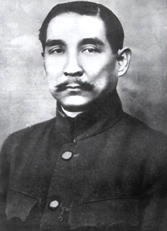 1925年孙中山病危，临终前提出奇怪要求，非要睡在地上不可，嘴里还念叨着：有冰更