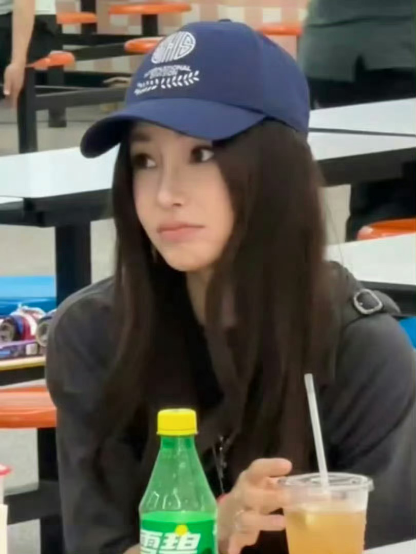 Angelababy参加小海绵学校义卖会Baby姐状态也太好了吧好美 