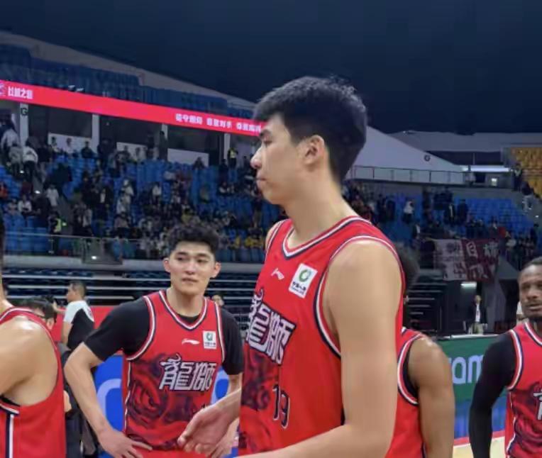 北汽男篮南下广州城，麦基初次体验CBA客场之旅。明天，将是考验广州队的北京孩子徐