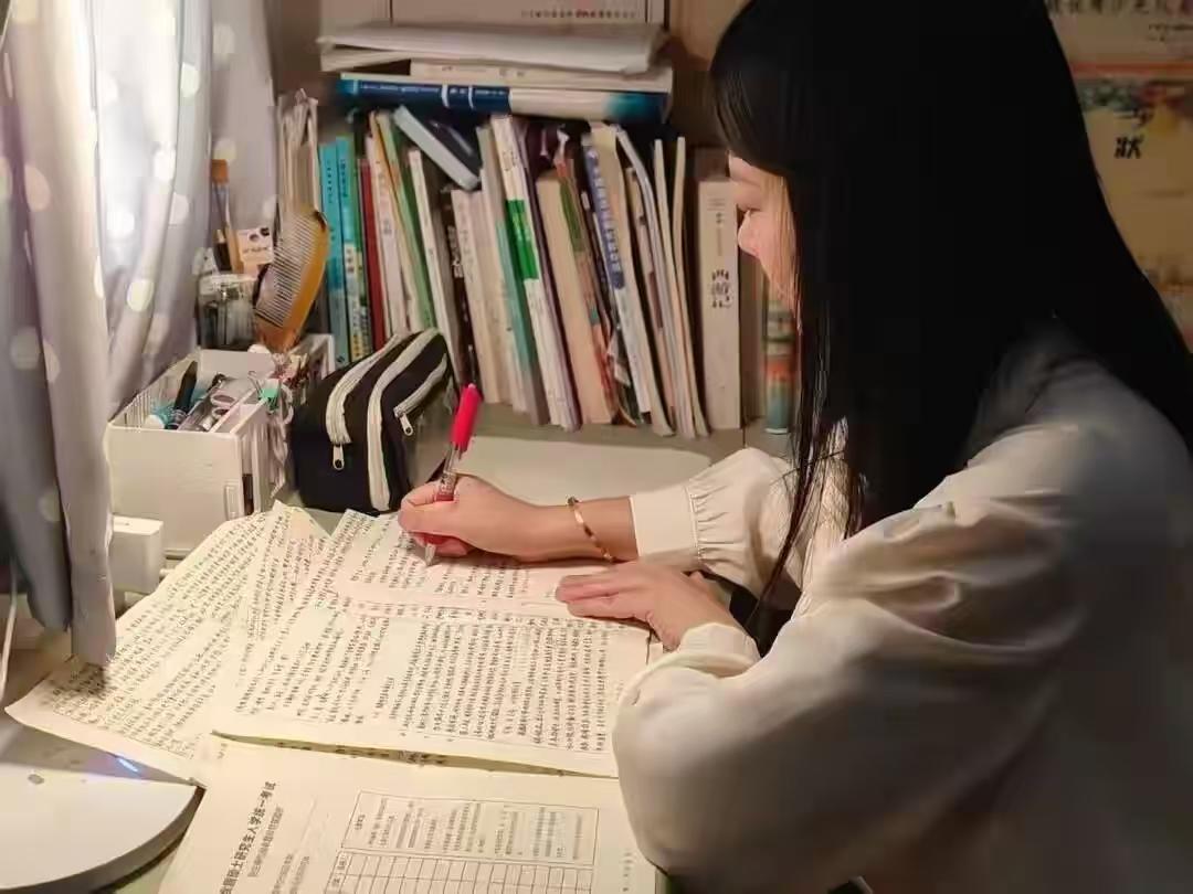 最好的教育就是和女儿一起成长！四川成都，一位41岁的妈妈，为了鼓励准备考研的女儿