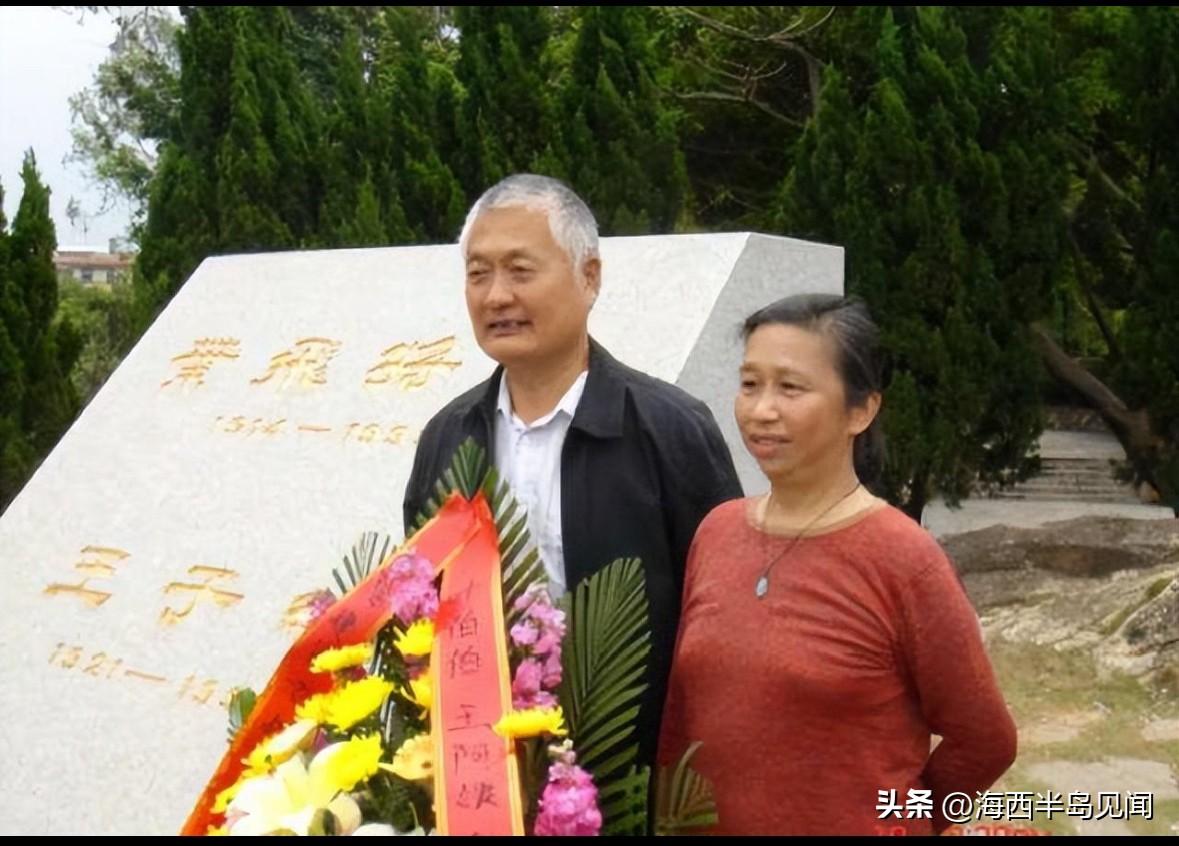 这是陈小鲁与妻子粟惠宁在开国上将叶飞纪念墓碑前，敬献花篮缅怀先辈的一张合影。陈小