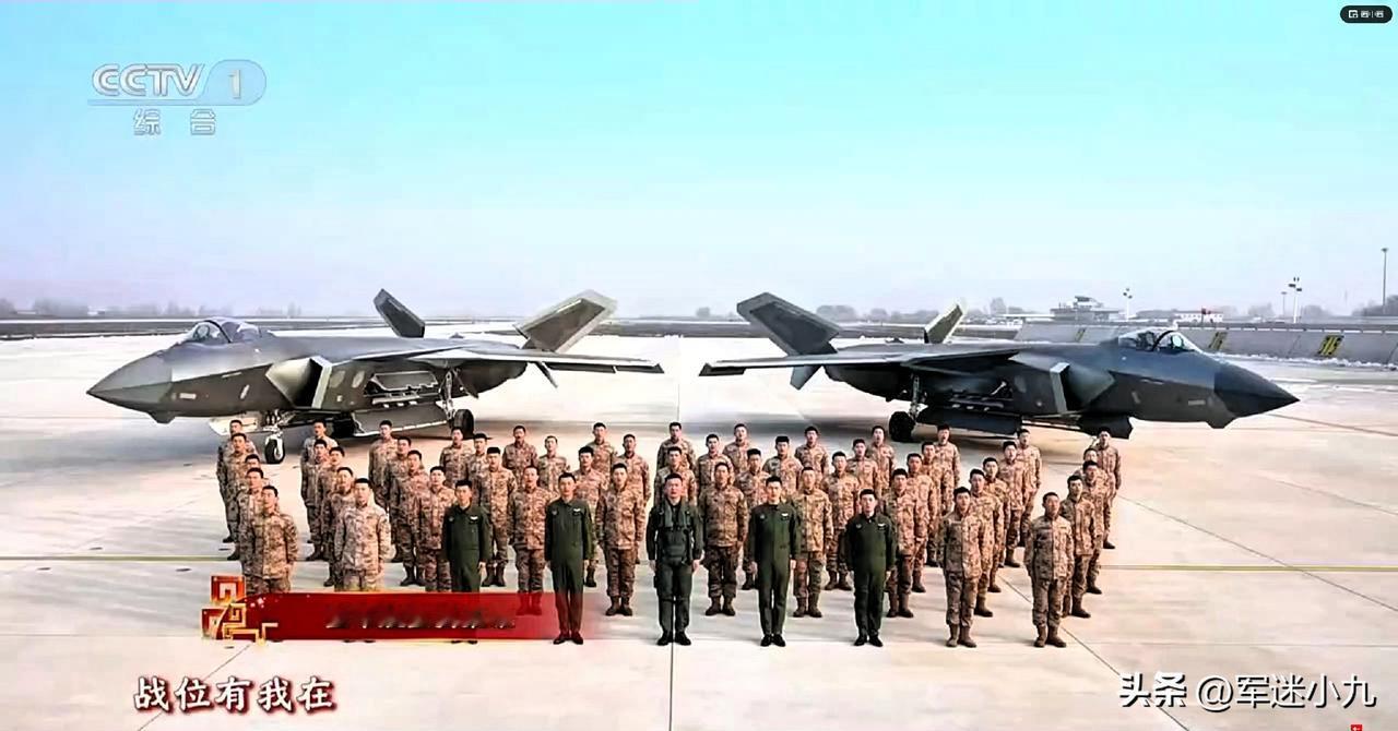 现在流行用五代机拜年了？歼20双机开舱挂弹拜年，这波“硬核浪漫”谁顶得住？沈飞成