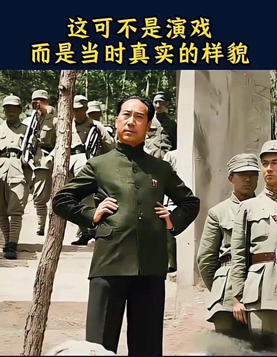 这是上世纪四年代戴笠在户外留下的一张老照片，照片中，戴笠身着中山装，一副盛气凌人