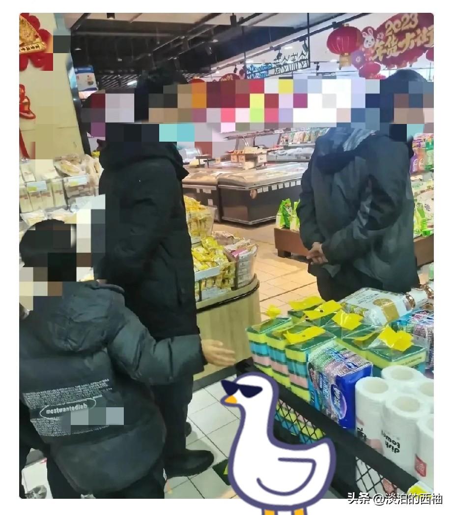 天津一男子因为老婆出轨，果断选择了离婚，一年后他在超市遇到了前岳父，老人满脸愧疚