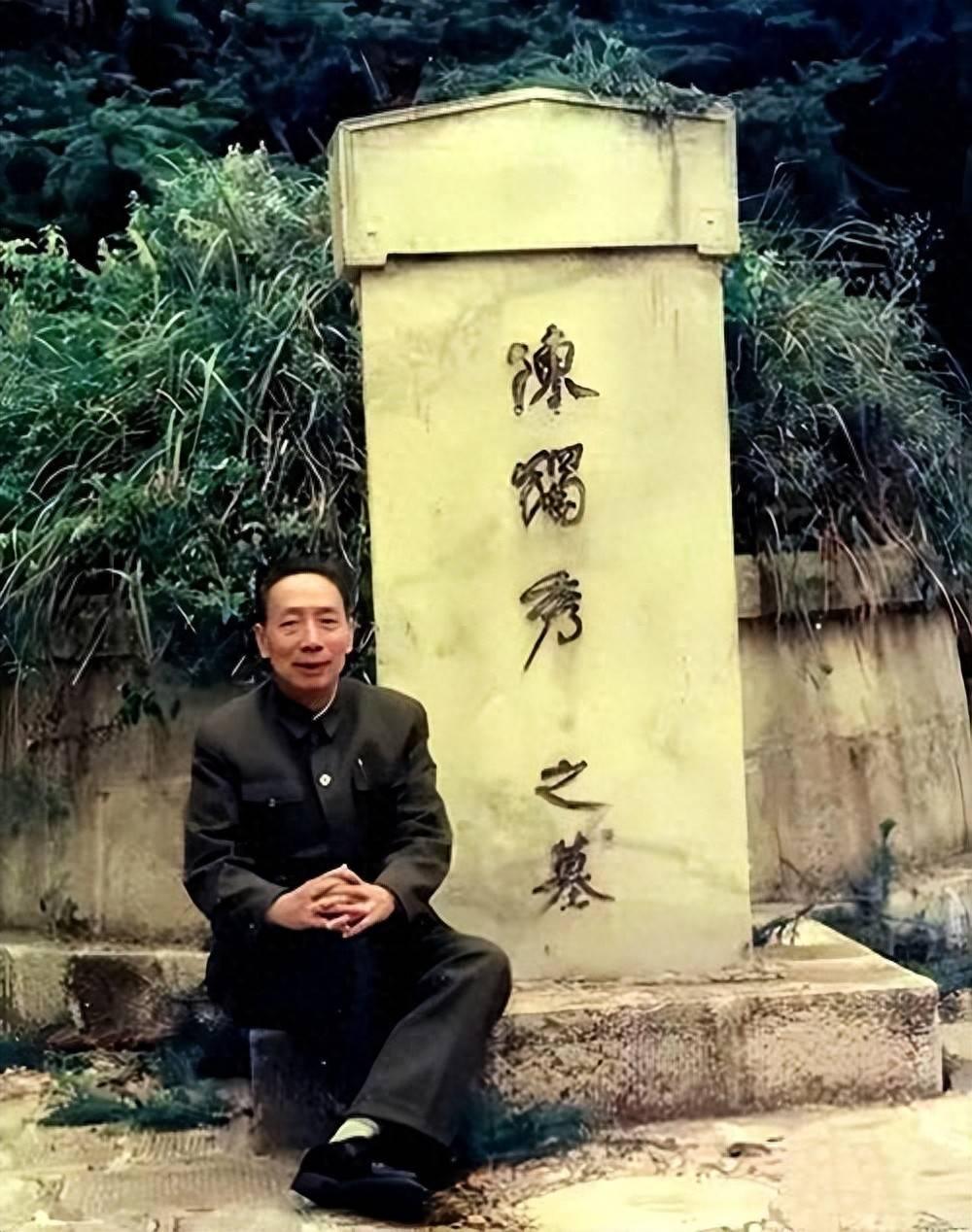1966年，陈松年在父亲陈独秀墓前的留影，姊妹四个，只剩他一人。

陈独秀，18