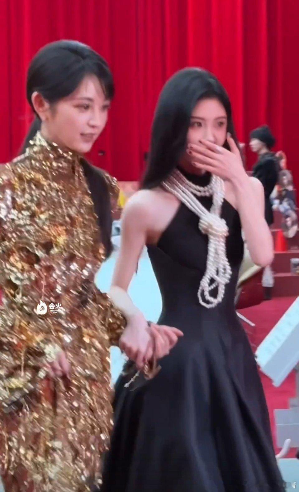 鞠婧祎田曦薇牵手一个身高1米70一个 