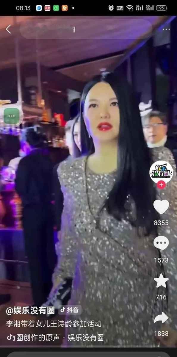 那张照片在我手机屏幕上停留了很久。不是拍得多好，而是画面里那种无声的秩序感，像一