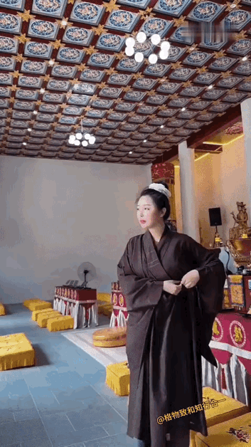 穿衣显瘦，脱衣有肉。
虽然穿着海青服，仍然挡不住她的美！
