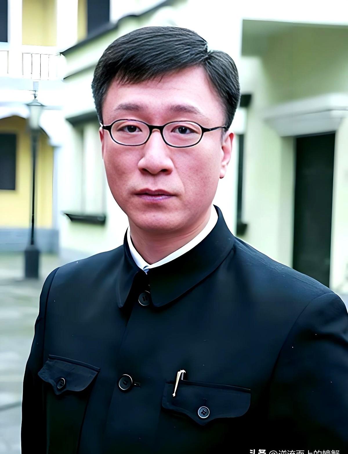 《潜伏》里，吴敬中为啥总护着余则成？这事儿一琢磨，真有意思。

站长吴敬中那句“