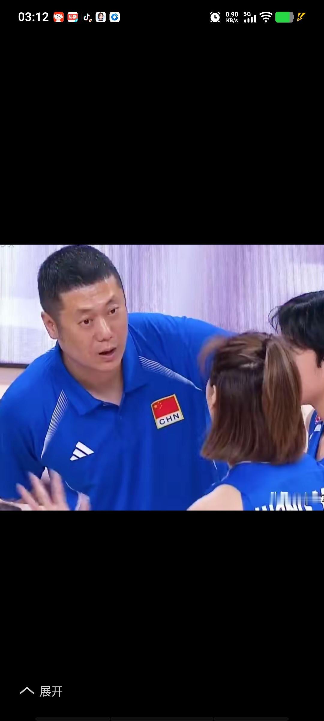 熬夜到看完女排比赛，中国队以2比3惜败土耳其队。首局，中国队进入状态迟缓，失误频