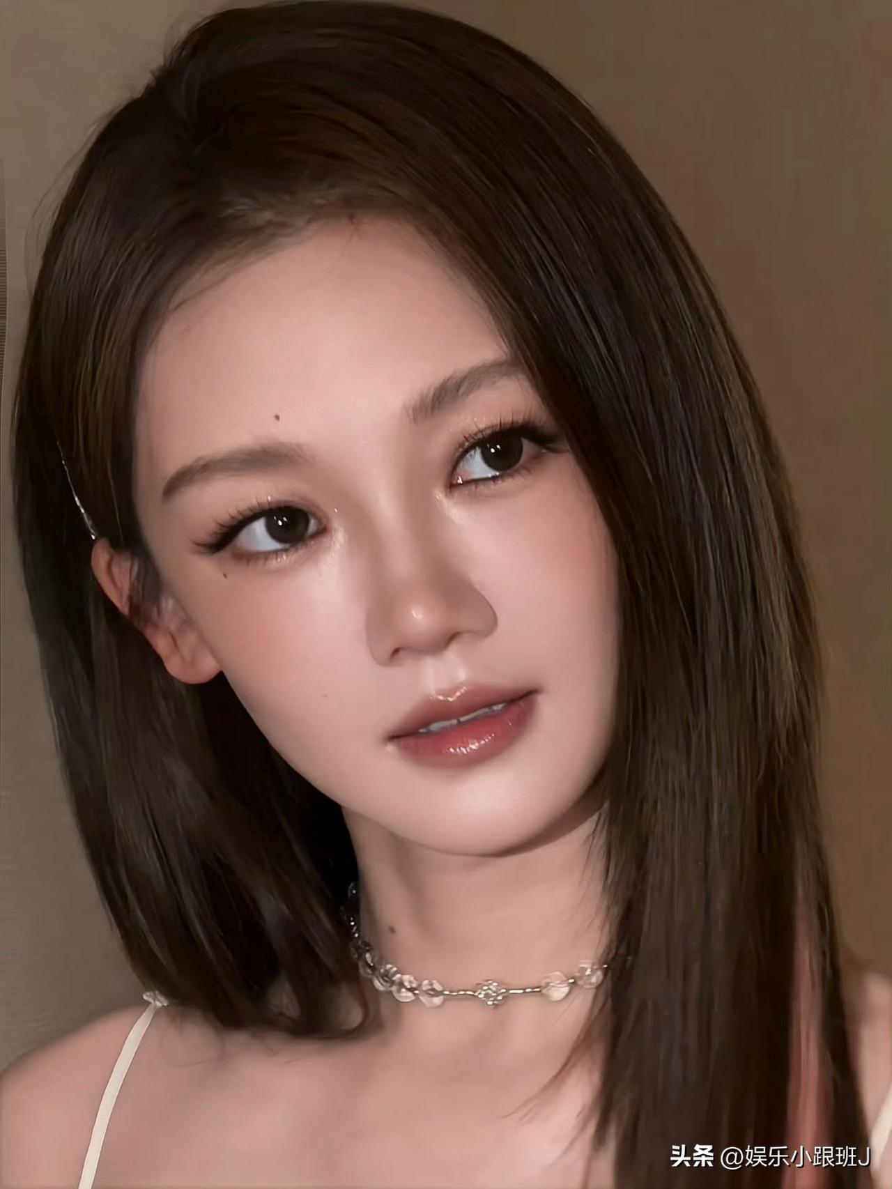 ​​​。苗苗姐现在是吃了防腐剂吗？！比出道还嫩[允悲]苗苗这次的造型真的是让人眼
