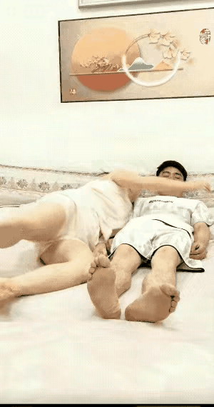 男人就是要有这样的定力！纵使春色摇曳，也枝不颤，叶不动！

哈哈，你不要说男人不