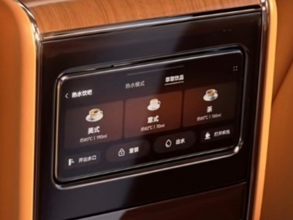 尊界V800全球首搭「车载咖啡机」！这个好啊！是我的真需求！希望别的厂商也可以跟