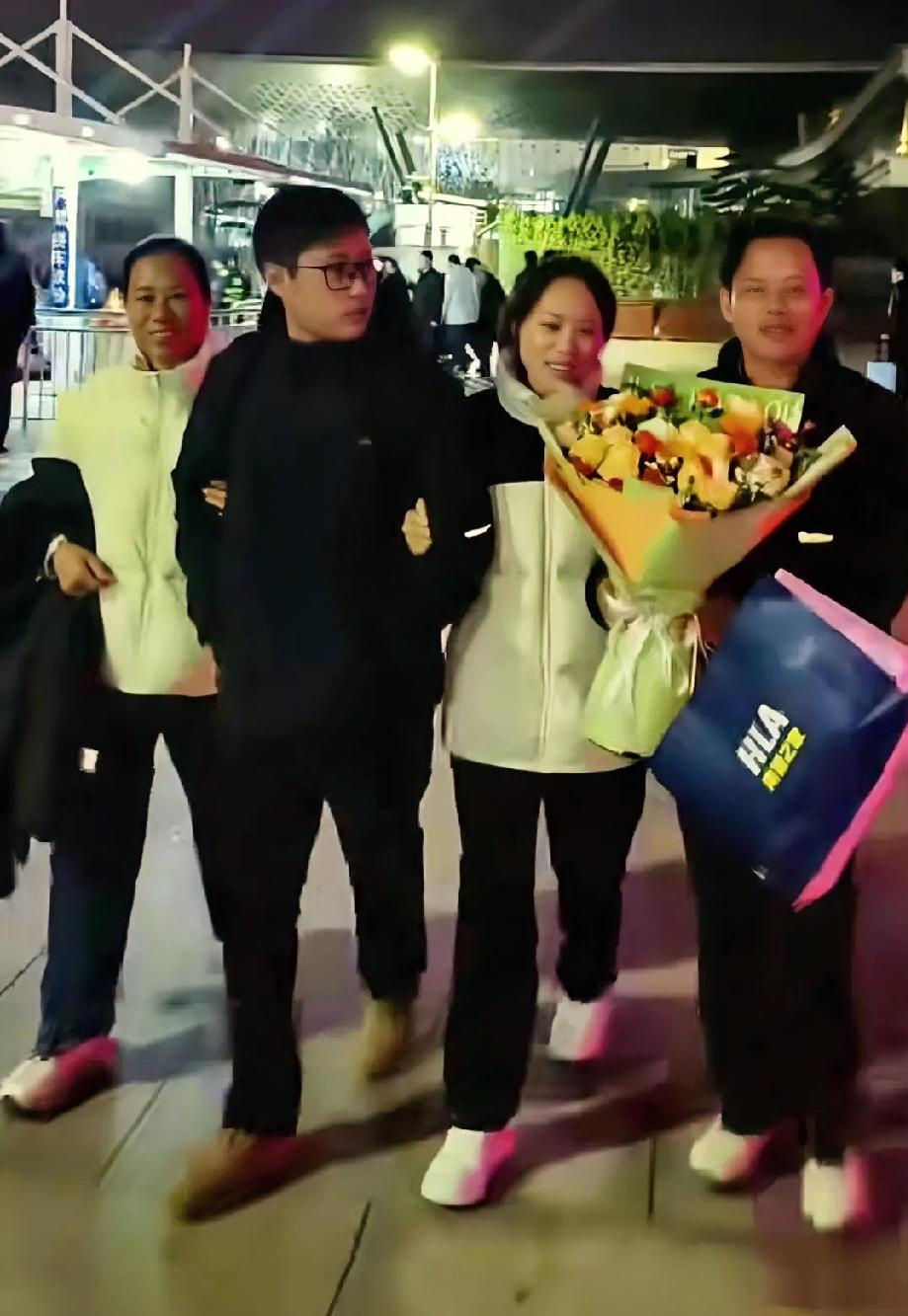 梁志辉昨天下午落地临沂启阳国际机场，今天是来助力爸爸妈妈直播的，有人说直播的尽头