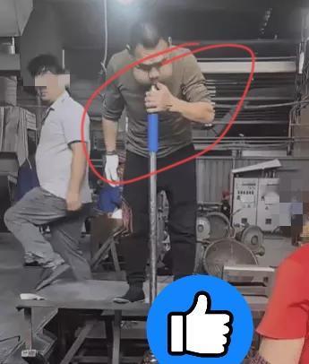 广东大叔吹玻璃30年吹成“青蛙王子”
这哪是蛤蟆功
分明是刻在骨子里的坚守勋章