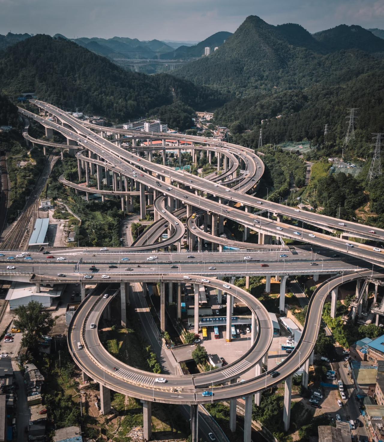 俗话说“想要富、先修路”！贵州高速公路通车里程已经是江苏两倍，近30年来各方面政
