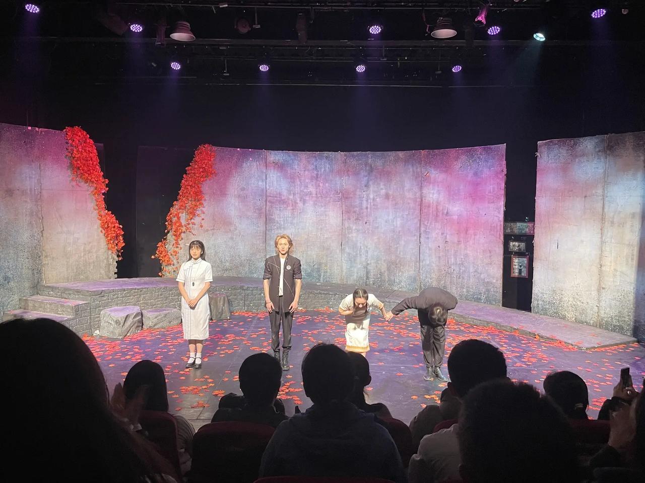 看《奋不顾身的爱情》 本场的两对男女演员，男帅女靓，很养眼。颜值超高，视觉效果非