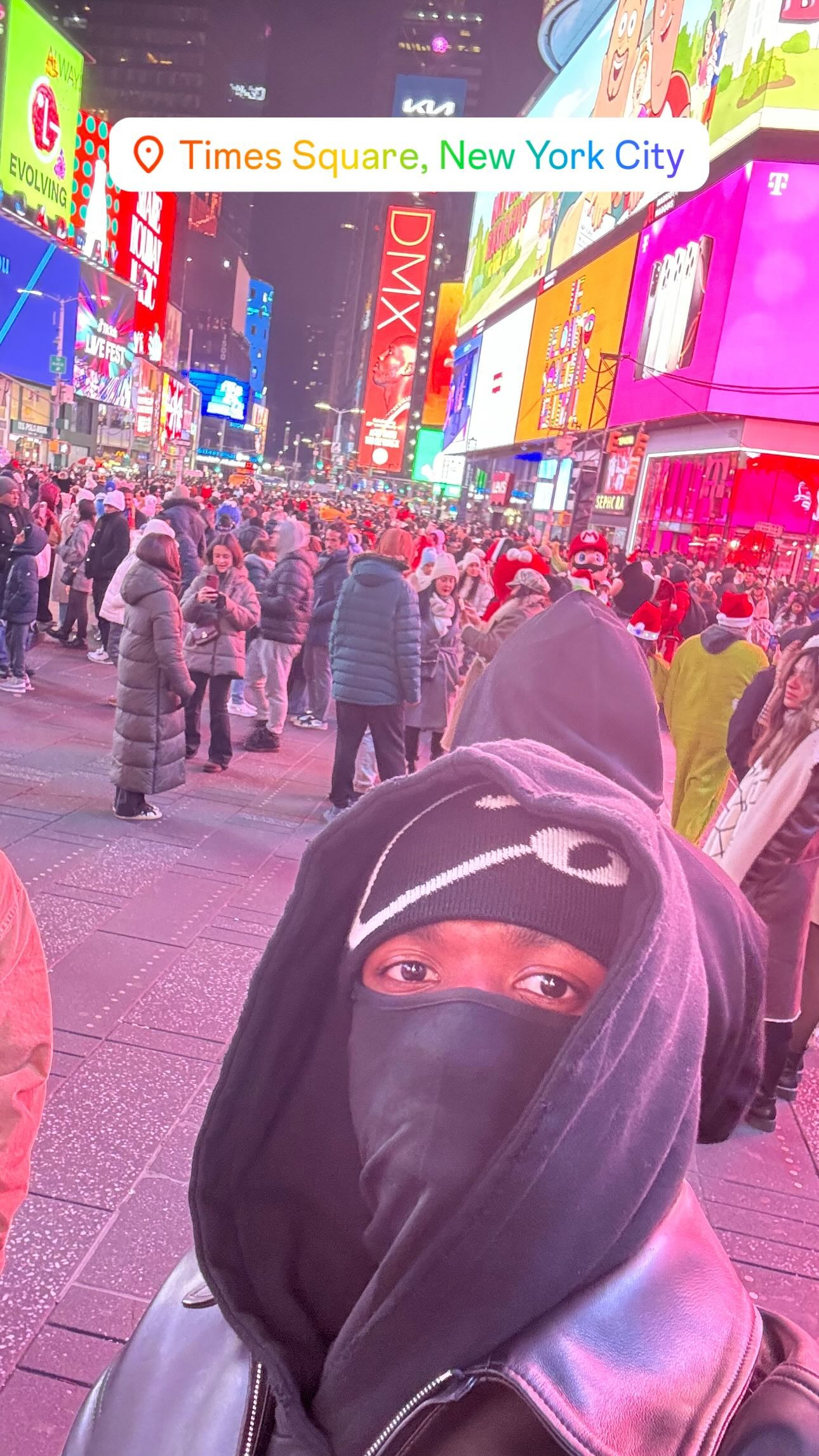 在美国过圣诞，维尼修斯晒在纽约时代广场的自拍[酷] 