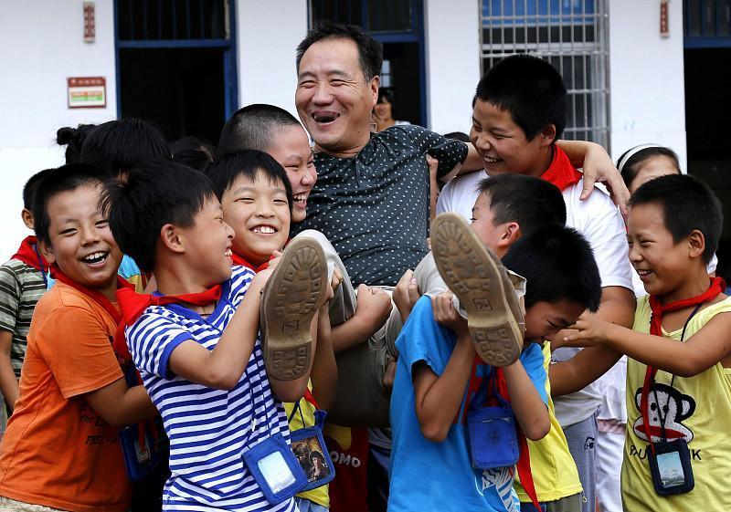 我们学校今年暑假辞退了20多名教师！
这20多名教师几乎都是45岁以上的中老年教