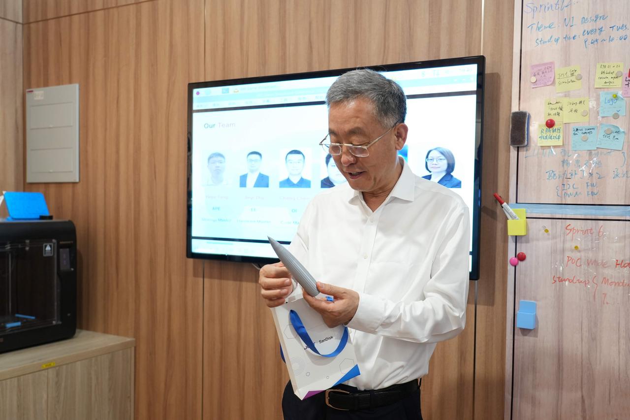 8月1日，华润集团董事长王祥明到长电科技旗下晟碟半导体工厂调研。