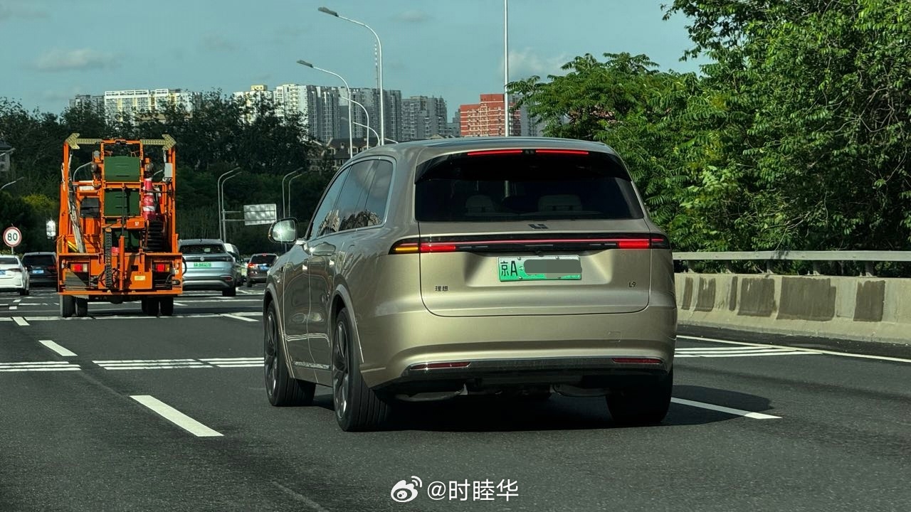 在路上拍到的活的全新理想L9。这么快就见到活的了，而且还不是临牌，直接上了牌了。