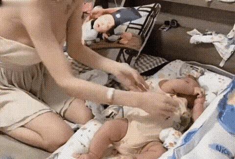 新手还是老师？抱孩子是这样的吗？