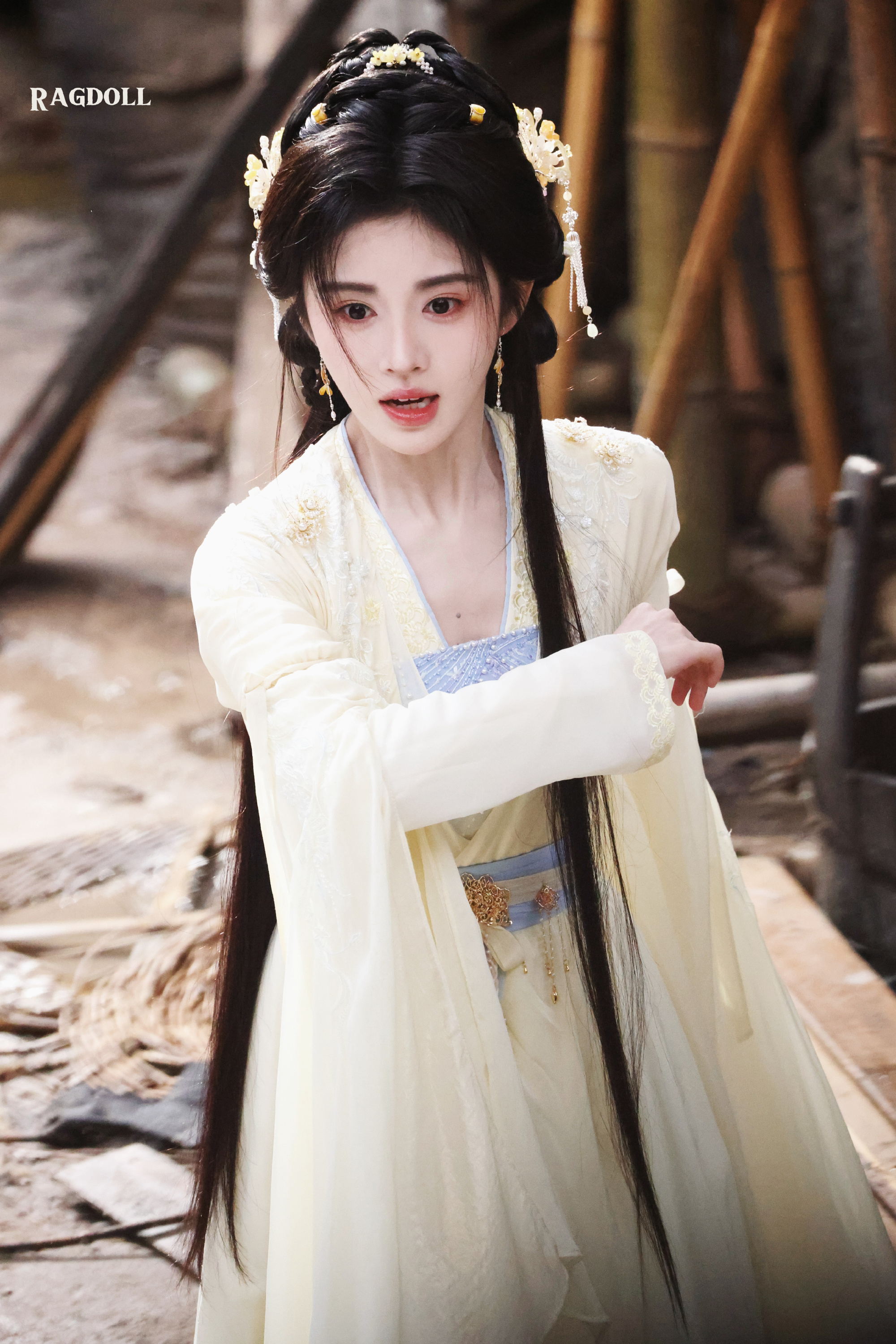 jjy鞠婧祎月鳞绮纪 jjy鞠婧祎露芜衣 “在岁月的尽头等风雪，等烟火以及你” 
