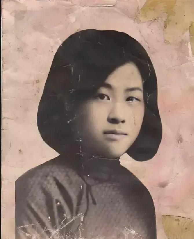 1938年，20岁女地下党被4个特务跟踪三天，到哈尔滨客栈后发现无路可逃，她咬牙