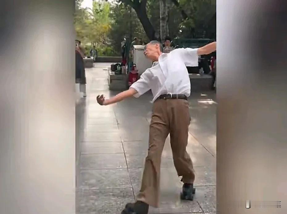 有助于老年人保持乐观心态，增添生活乐趣