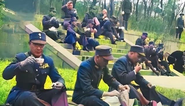 1946年2月19日，蒋介石率国民党高级将领在南京中山陵谒陵后，在灵谷寺野餐的历