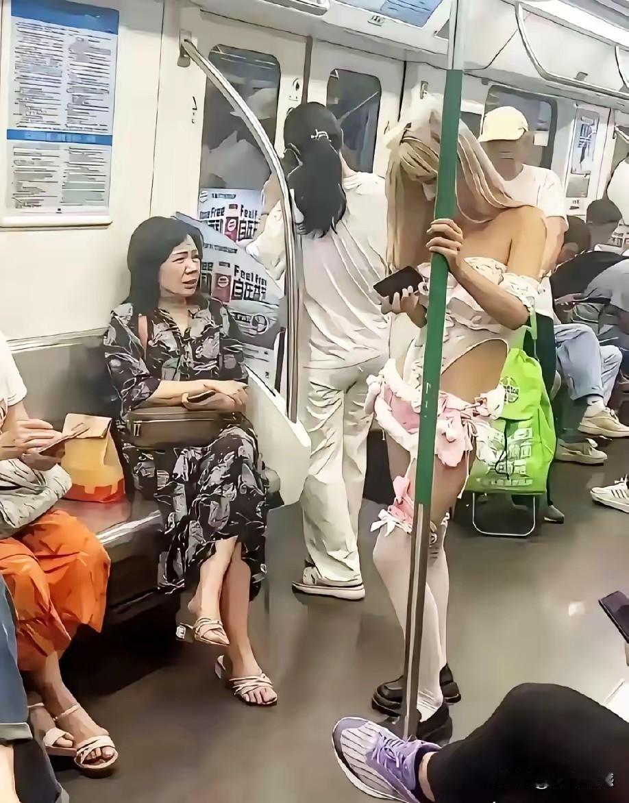 穿个乱七八糟，自己觉得还很漂亮，把大妈看的都有些郁闷了，现在的有些年轻人，也不知