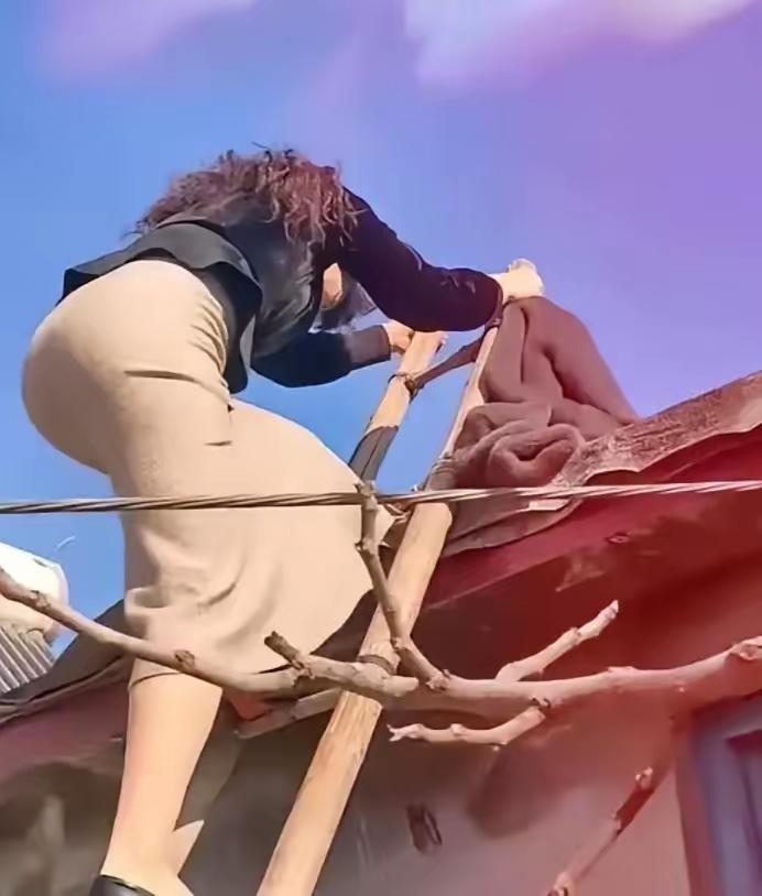 “纵欲过度，就是在玩火自焚！”某小区一名30多岁的女子，在丈夫远赴国外务工、独自