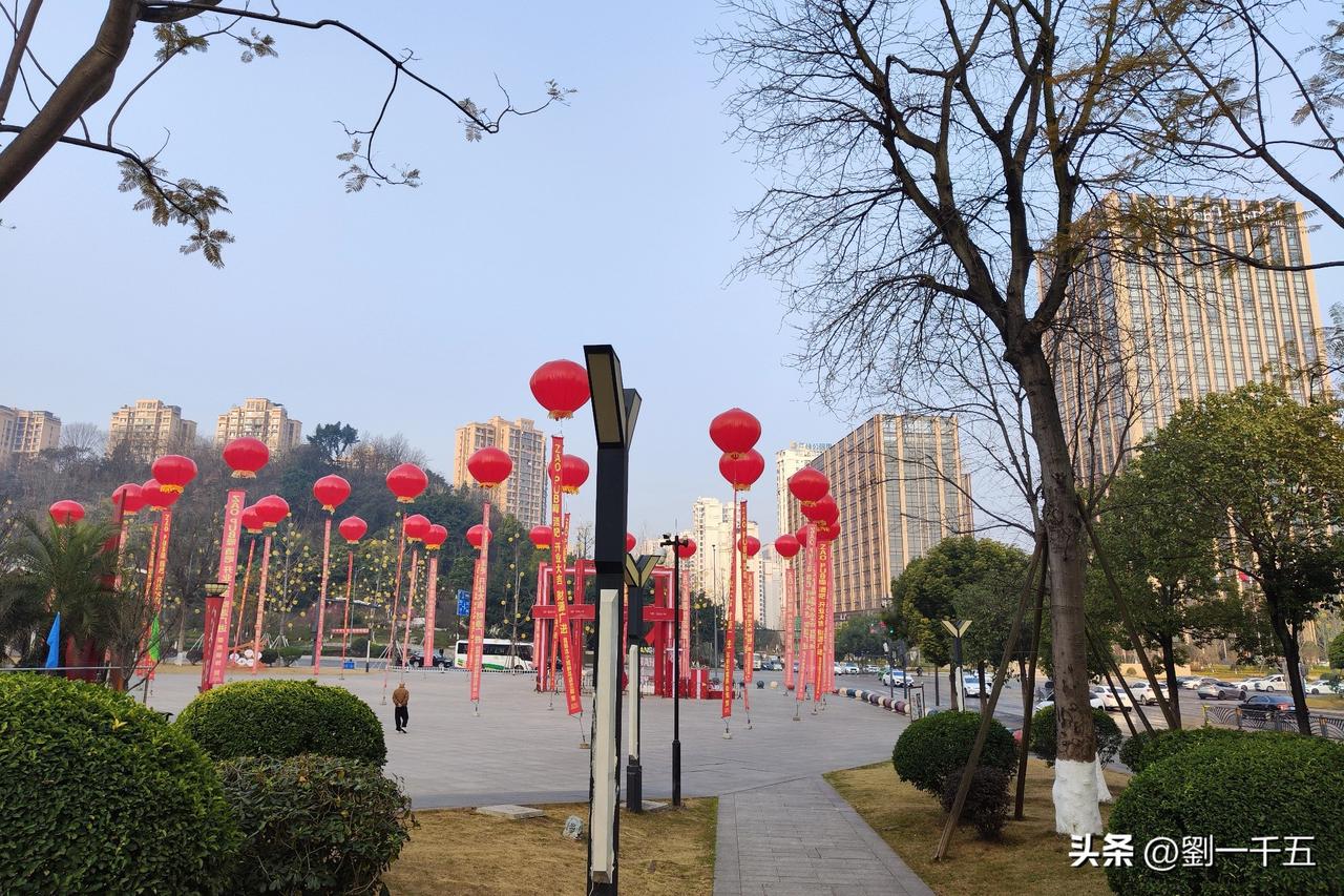 刚刚听到同事说，他儿子昨天介绍女朋友。是他的邻居大妈做媒人的。想来也是你真我实的