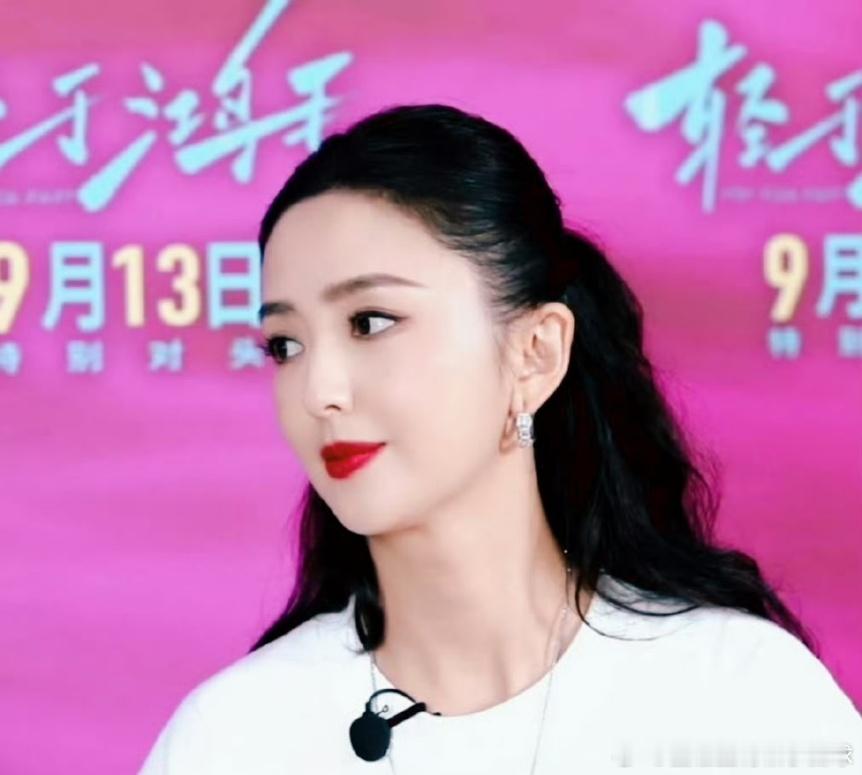 宋佳佟丽娅到底说了什么悄悄话宋佳和佟丽娅贴耳说悄悄话，表情神秘又亲昵，是在聊新片