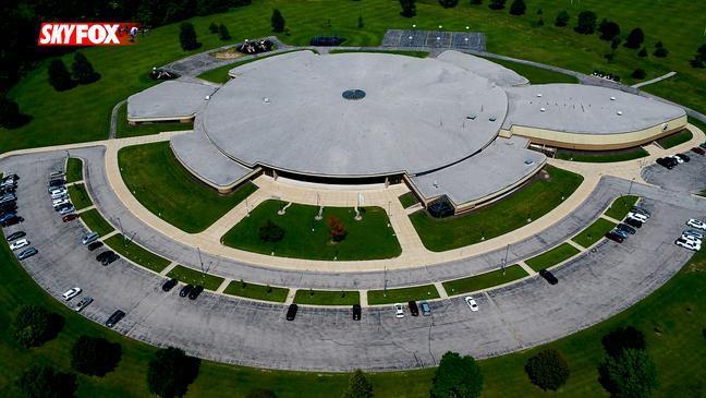 这是威斯康星州奥奈达民族保留地的一所小学，整栋建筑被设计成一只巨大的乌龟形状，从