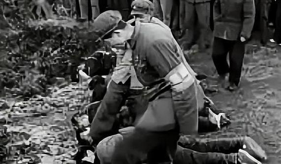 1949年，高邮刚解放，十几名被抓的地下党都被反动派拖去枪毙了，组织认定他们牺牲