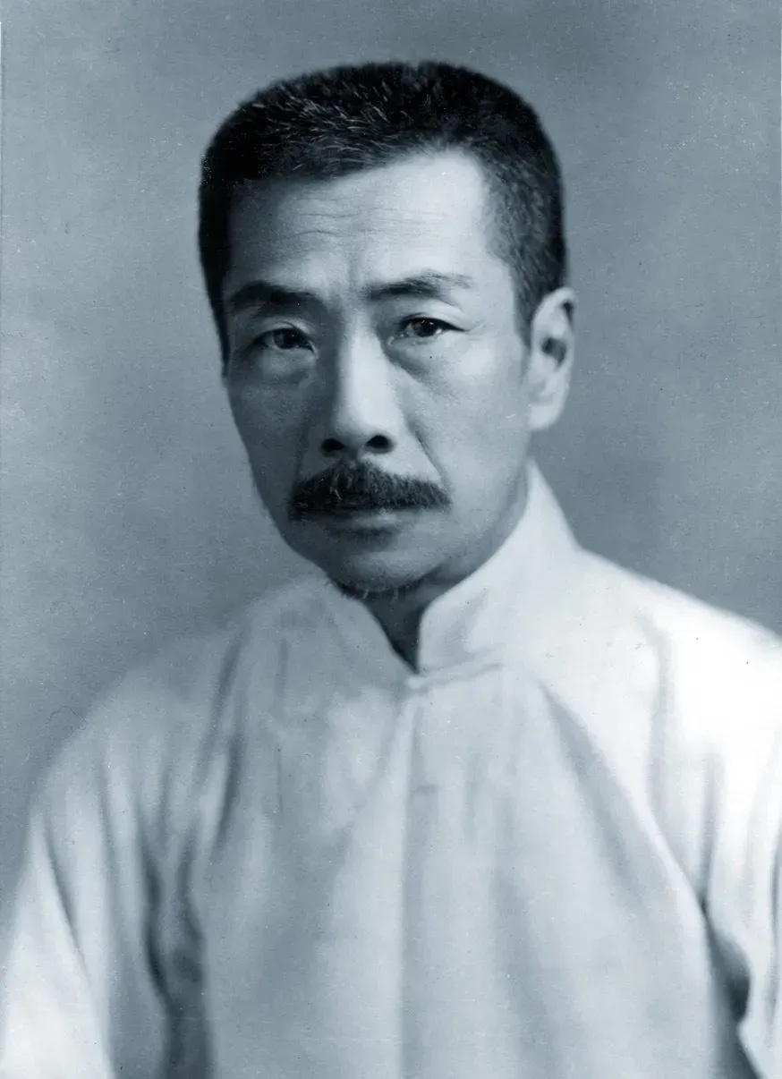 鲁迅说：“荒田无可耕，一耕有人争。肚里无食无人知，身上无衣受人欺。合伙租船船会漏